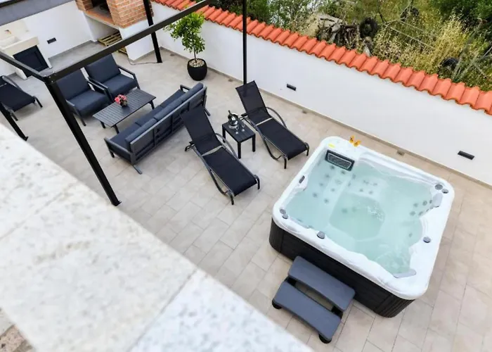 Σπίτι διακοπών Four Bedroom With Hot Tub