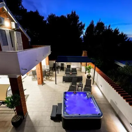 Four Bedroom With Hot Tub Pašman