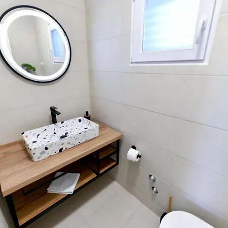 Four Bedroom With Hot Tub * Pašman