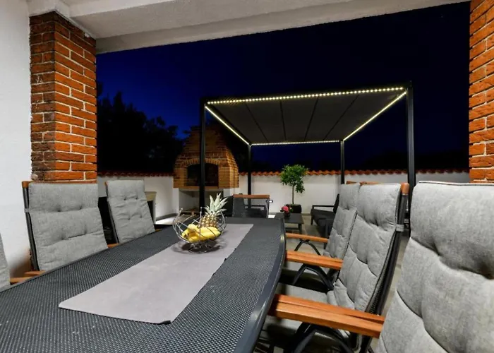 Four Bedroom With Hot Tub *