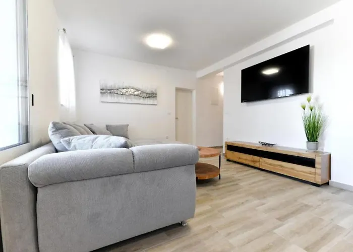 펜션 Four Bedroom With Hot Tub Pašman