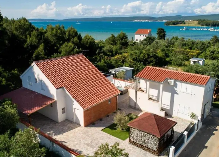 Four Bedroom With Hot Tub Pašman
